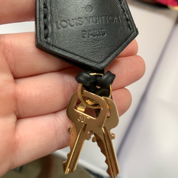 Monogram Authentic Louis Vuitton medium size tote - Picture 3 of 8